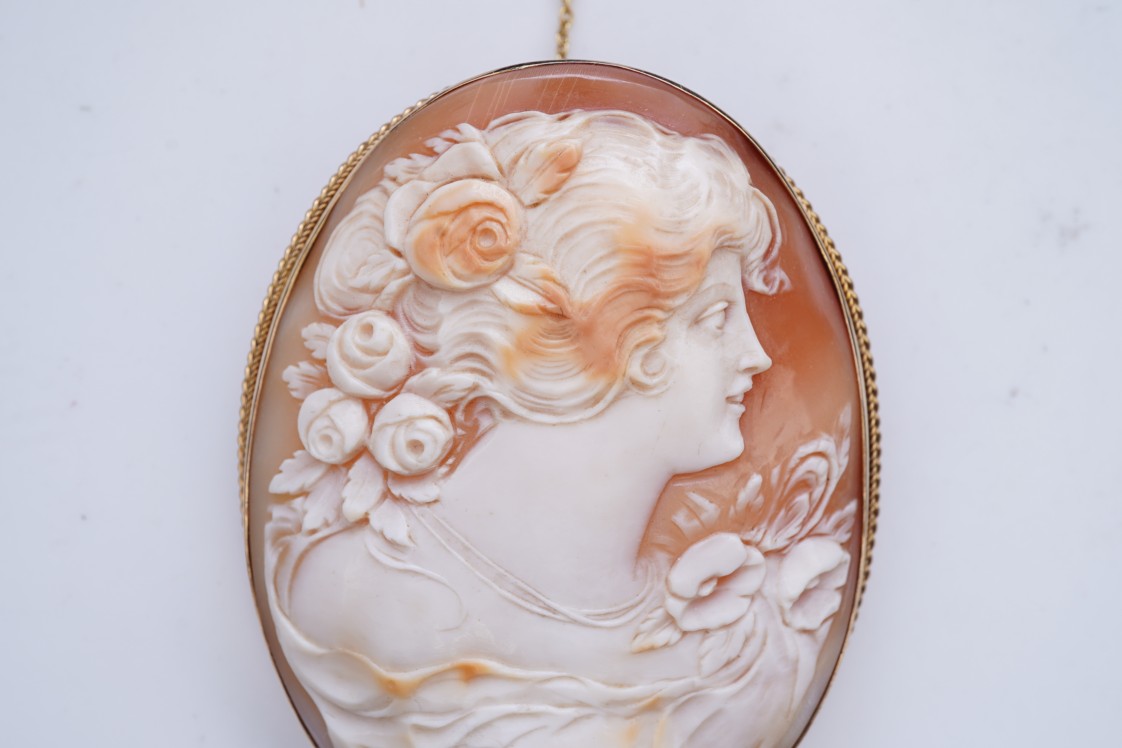 A shell cameo brooch, 20th century
